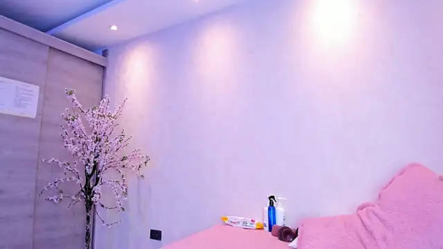 Snapshot of kiana_cream chatting on 10-20-25, 12:38 kiana cream online show from 10-20-25, 12:38