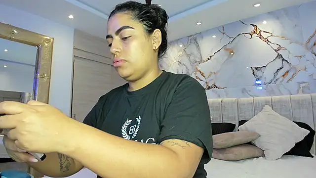 Snapshot of kiana_cream chatting on 11-21-25, 11:20 kiana cream online show from 11-21-25, 11:20