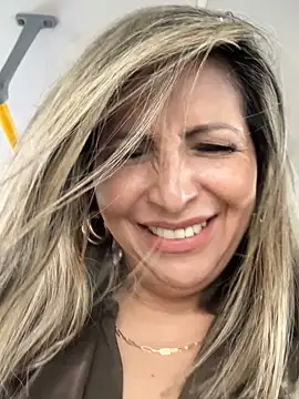 Snapshot of _Abril-Office1 chatting on 12-20-24, 06:02  Abril-Office1 online show from 12-20-24, 06:02