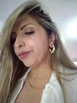 Snapshot of _Abril-Office1 chatting on 03-04-25, 08:38  Abril-Office1 online show from 03-04-25, 08:38