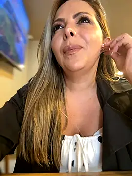 Snapshot of _Abril-Office1 chatting on 09-24-25, 03:15  Abril-Office1 online show from 09-24-25, 03:15