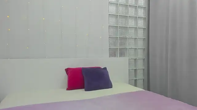 Snapshot of Tiny_JuJu chatting on 09-11-25, 01:39 Tiny JuJu online show from 09-11-25, 01:39