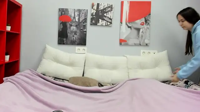 Snapshot of Tiny_JuJu chatting on 10-22-25, 01:39 Tiny JuJu online show from 10-22-25, 01:39