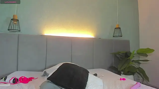 Snapshot of LiaVelez chatting on 02-19-25, 07:27 LiaVelez online show from 02-19-25, 07:27