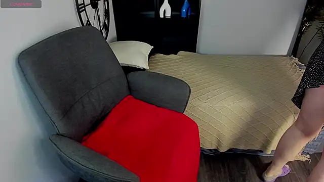 ZoeEast online show from 11-26-25, 01:23