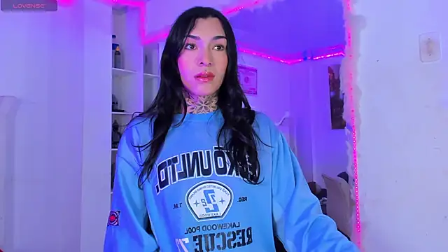 Snapshot of Camila_Coxx chatting on 10-25-25, 05:15 Camila Coxx online show from 10-25-25, 05:15