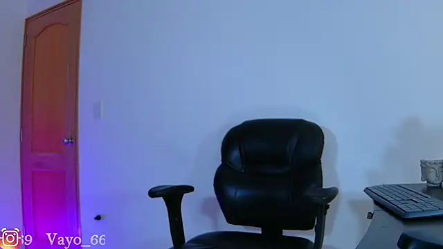 Snapshot of vayolett01_dakotta chatting on 02-14-25, 10:14 vayolett01 dakotta online show from 02-14-25, 10:14