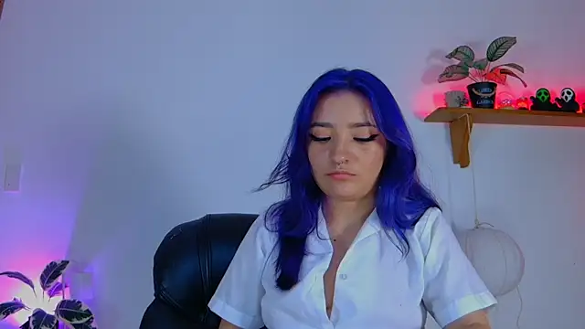 Snapshot of vayolett01_dakotta chatting on 10-21-25, 02:45 vayolett01 dakotta online show from 10-21-25, 02:45