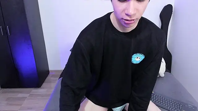 Aventure Twinks online show from 03-18-25, 07:31