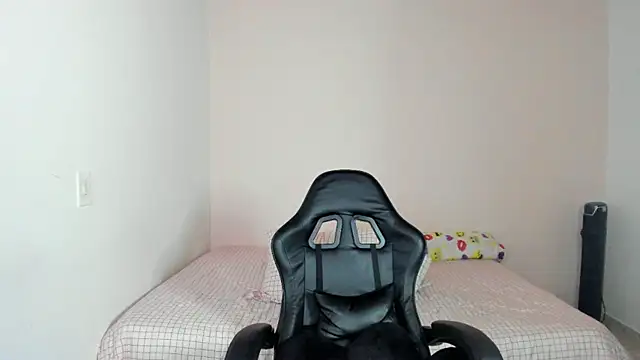 nina pons online show from 04-21-26, 01:42