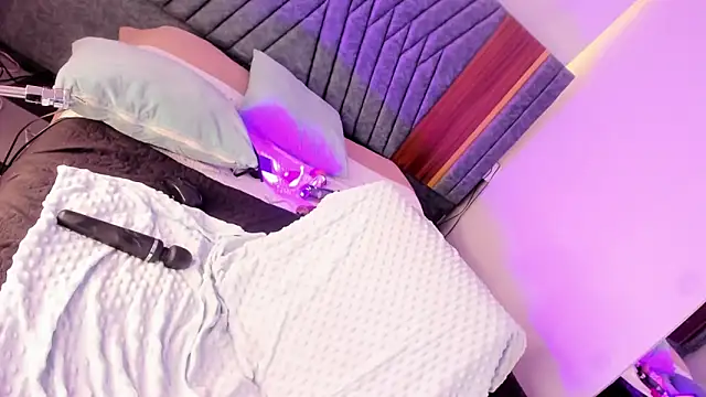 Hilary Smile  online show from 01-31-25, 08:01