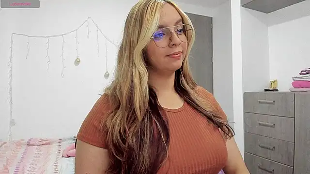 Snapshot of Valery7rose_ chatting on 03-18-25, 10:37 Valery7rose  online show from 03-18-25, 10:37