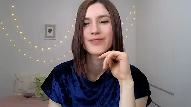 Snapshot of AliciaNewell chatting on 06-13-26, 04:43 AliciaNewell online show from 06-13-26, 04:43