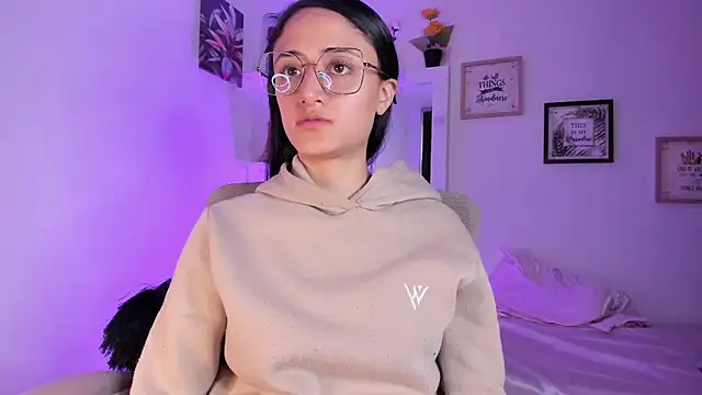 Snapshot of _Caroliinee_ chatting on 02-19-25, 08:20 Caroliinee online show from 02-19-25, 08:20