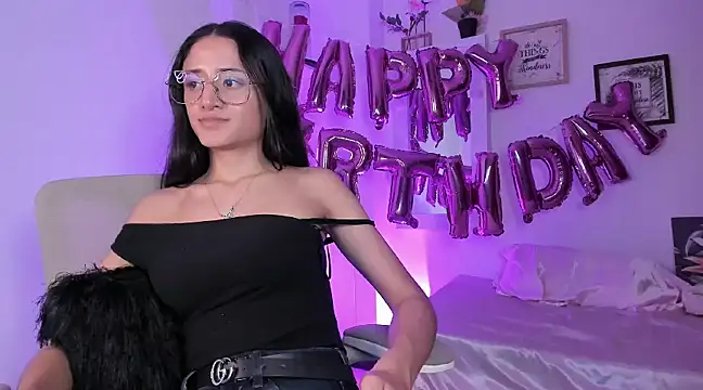 Snapshot of _Caroliinee_ chatting on 03-11-25, 09:15 Caroliinee online show from 03-11-25, 09:15