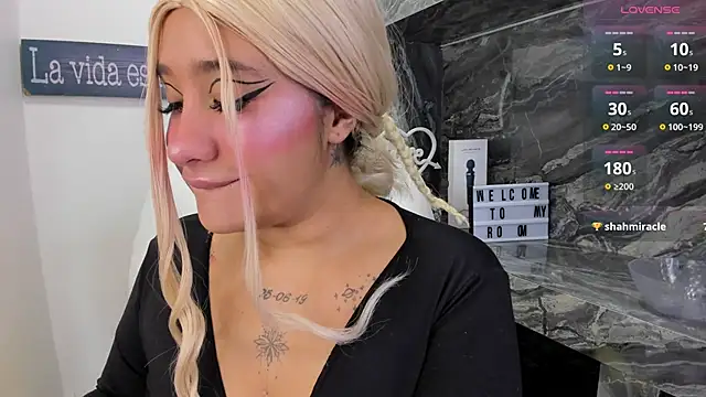 miss danika online show from 10-20-25, 11:10