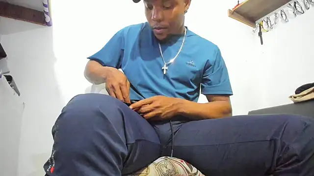 Snapshot of hugo3918_ chatting on 09-28-25, 02:06 hugo3918 online show from 09-28-25, 02:06