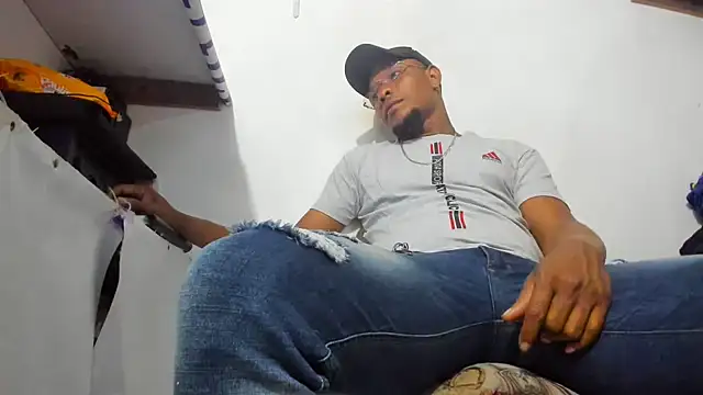 Snapshot of hugo3918_ chatting on 11-22-25, 01:04 hugo3918 online show from 11-22-25, 01:04