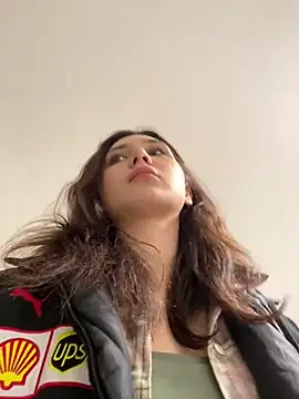 QuitieLia online show from 01-21-25, 03:10