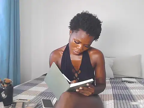 Snapshot of petiteebony_81 chatting on 10-27-25, 11:14 petiteebony 81 online show from 10-27-25, 11:14