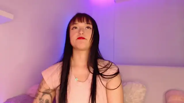 Snapshot of Gloomydoll chatting on 12-18-24, 04:06 Gloomydoll online show from 12-18-24, 04:06