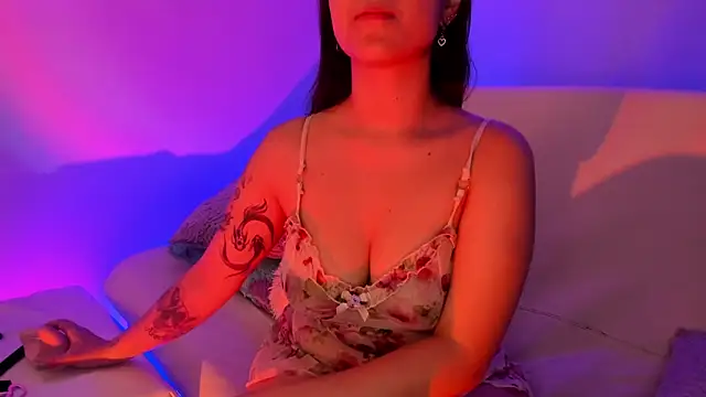 Snapshot of Gloomydoll chatting on 02-18-25, 01:44 Gloomydoll online show from 02-18-25, 01:44