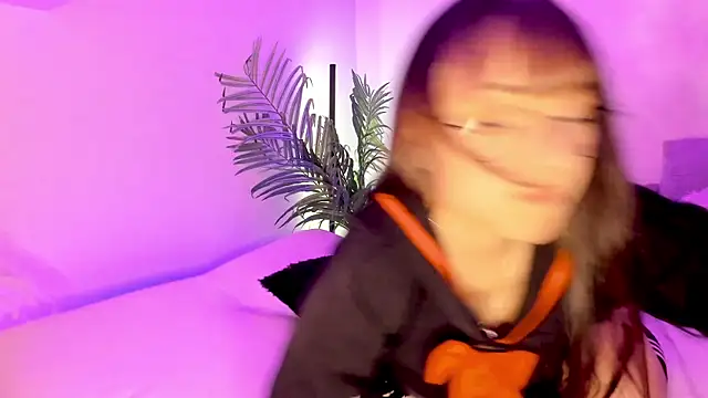 Snapshot of Gloomydoll chatting on 10-06-25, 06:05 Gloomydoll online show from 10-06-25, 06:05