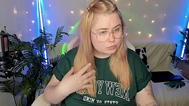 Snapshot of Akemi_BBW chatting on 01-17-25, 06:02 Akemi BBW online show from 01-17-25, 06:02