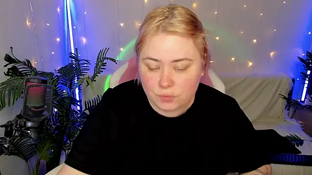 Snapshot of Akemi_BBW chatting on 01-19-25, 06:00 Akemi BBW online show from 01-19-25, 06:00