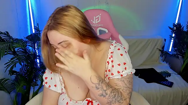 Snapshot of Akemi_BBW chatting on 01-27-25, 07:45 Akemi BBW online show from 01-27-25, 07:45