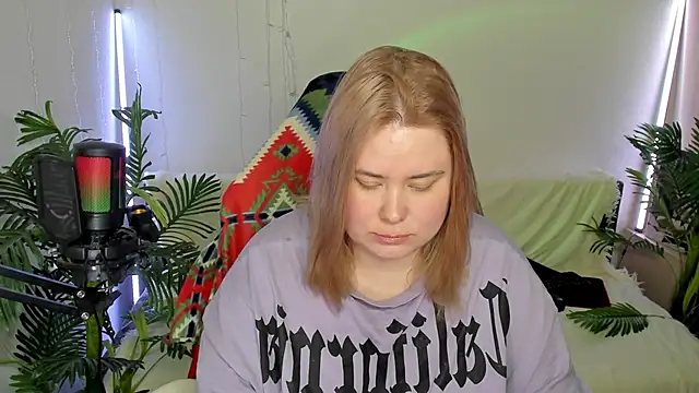 Snapshot of Akemi_BBW chatting on 02-10-25, 10:40 Akemi BBW online show from 02-10-25, 10:40