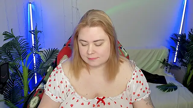 Snapshot of Akemi_BBW chatting on 02-13-25, 08:55 Akemi BBW online show from 02-13-25, 08:55