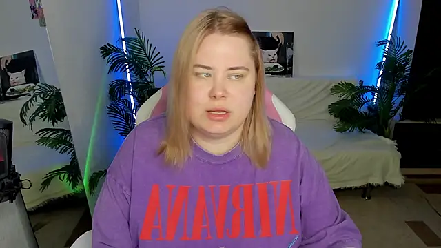 Snapshot of Akemi_BBW chatting on 02-17-25, 06:37 Akemi BBW online show from 02-17-25, 06:37