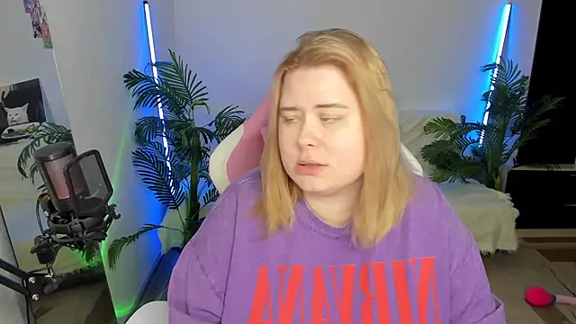 Snapshot of Akemi_BBW chatting on 02-19-25, 09:36 Akemi BBW online show from 02-19-25, 09:36