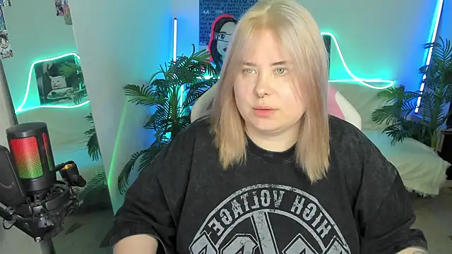 Snapshot of Akemi_BBW chatting on 03-18-25, 06:48 Akemi BBW online show from 03-18-25, 06:48