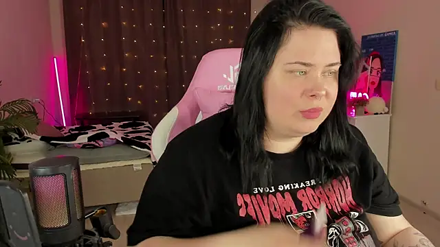 Snapshot of Akemi_BBW chatting on 09-21-25, 04:19 Akemi BBW online show from 09-21-25, 04:19