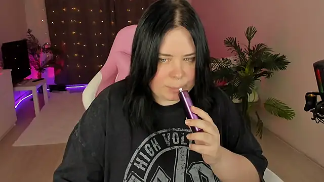 Snapshot of Akemi_BBW chatting on 10-06-25, 04:37 Akemi BBW online show from 10-06-25, 04:37