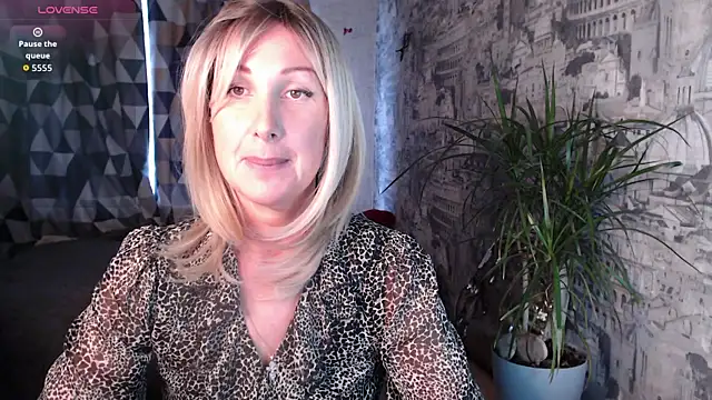 Snapshot of Ariel_the_mermaid chatting on 10-23-25, 07:29 Ariel the mermaid online show from 10-23-25, 07:29