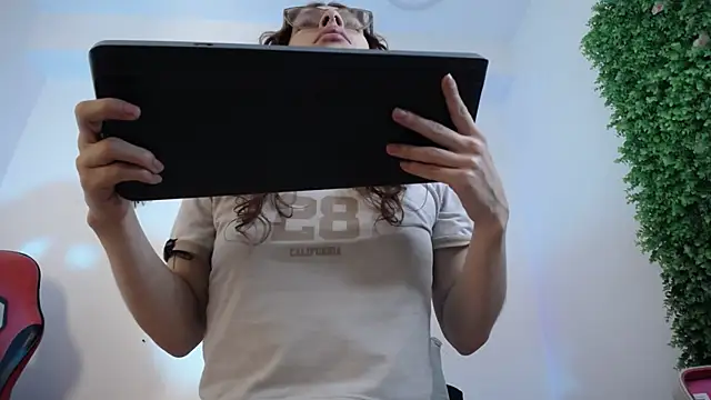 Snapshot of Katy_Van chatting on 12-19-25, 09:44 Katy Van online show from 12-19-25, 09:44