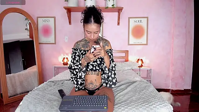 Snapshot of AliceBanks chatting on 10-14-25, 11:22 AliceBanks online show from 10-14-25, 11:22