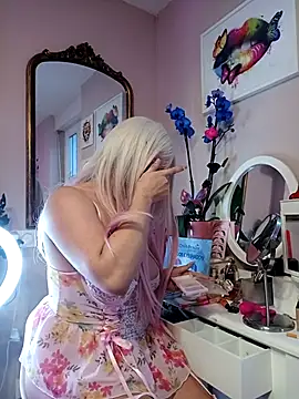 Snapshot of Lia_Roxx chatting on 02-13-25, 04:17 Lia Roxx online show from 02-13-25, 04:17