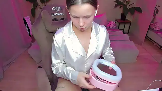 HelloRoxy online show from 12-26-24, 02:12