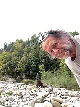 Snapshot of artXhibitor chatting on 10-07-25, 01:41 artXhibitor online show from 10-07-25, 01:41