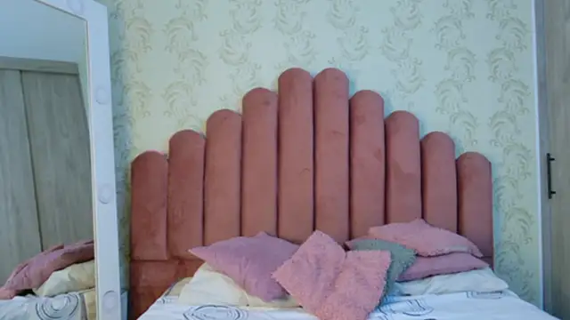 Snapshot of Bella_Fior chatting on 10-15-25, 12:00 Bella Fior online show from 10-15-25, 12:00