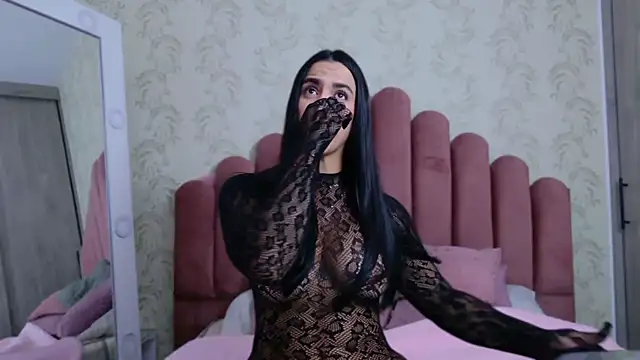 Snapshot of Bella_Fior chatting on 10-25-25, 01:24 Bella Fior online show from 10-25-25, 01:24