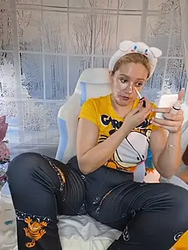 Snapshot of NaomiShimizu chatting on 12-15-25, 09:08 NaomiShimizu online show from 12-15-25, 09:08