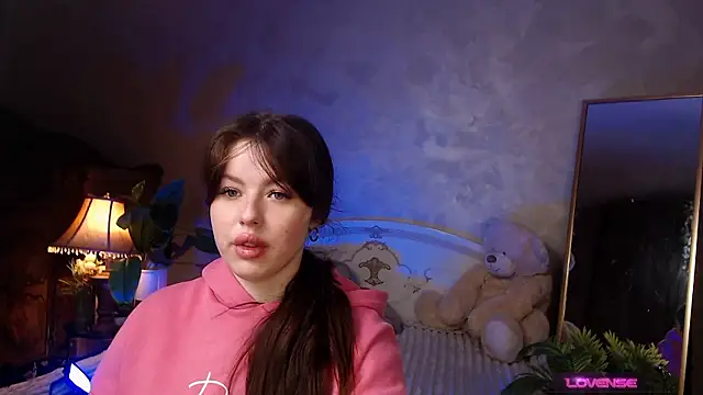 Snapshot of JulieHeets chatting on 12-04-24, 07:17 JulieHeets online show from 12-04-24, 07:17