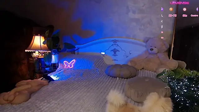 Snapshot of JulieHeets chatting on 12-28-24, 01:17 JulieHeets online show from 12-28-24, 01:17