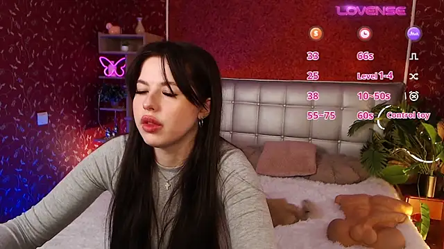 Snapshot of JulieHeets chatting on 02-13-25, 07:56 JulieHeets online show from 02-13-25, 07:56