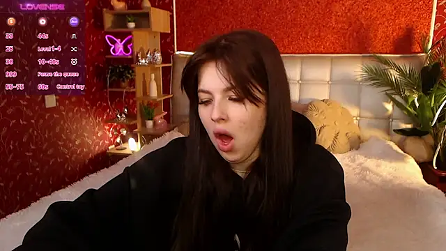 Snapshot of JulieHeets chatting on 03-21-25, 09:23 JulieHeets online show from 03-21-25, 09:23